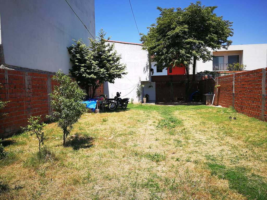 Terreno con construcción de Duplex EN VENTA