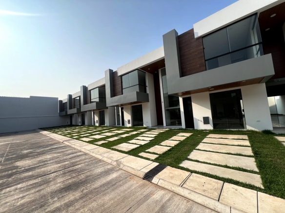 casas en venta en el urubó Fachada moderna casa en Condominio Familie Urubó