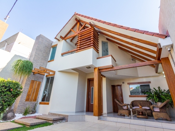 Casa en venta en Barrio Magisterio Av. Paraguá Rolando Moro
