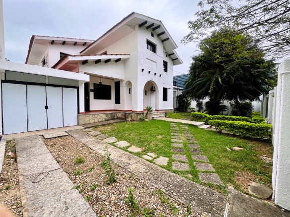 Casa en alquiler en Equipetrol para oficina – frontis
