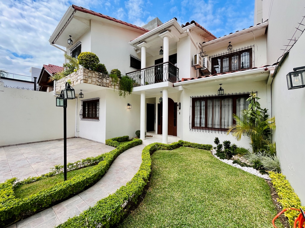 Casa en alquiler en Equipetrol - Fachada