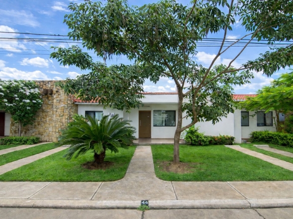 Casa en venta en Fontana La Riviera I en Santa Cruz, fachada moderna en condominio privado