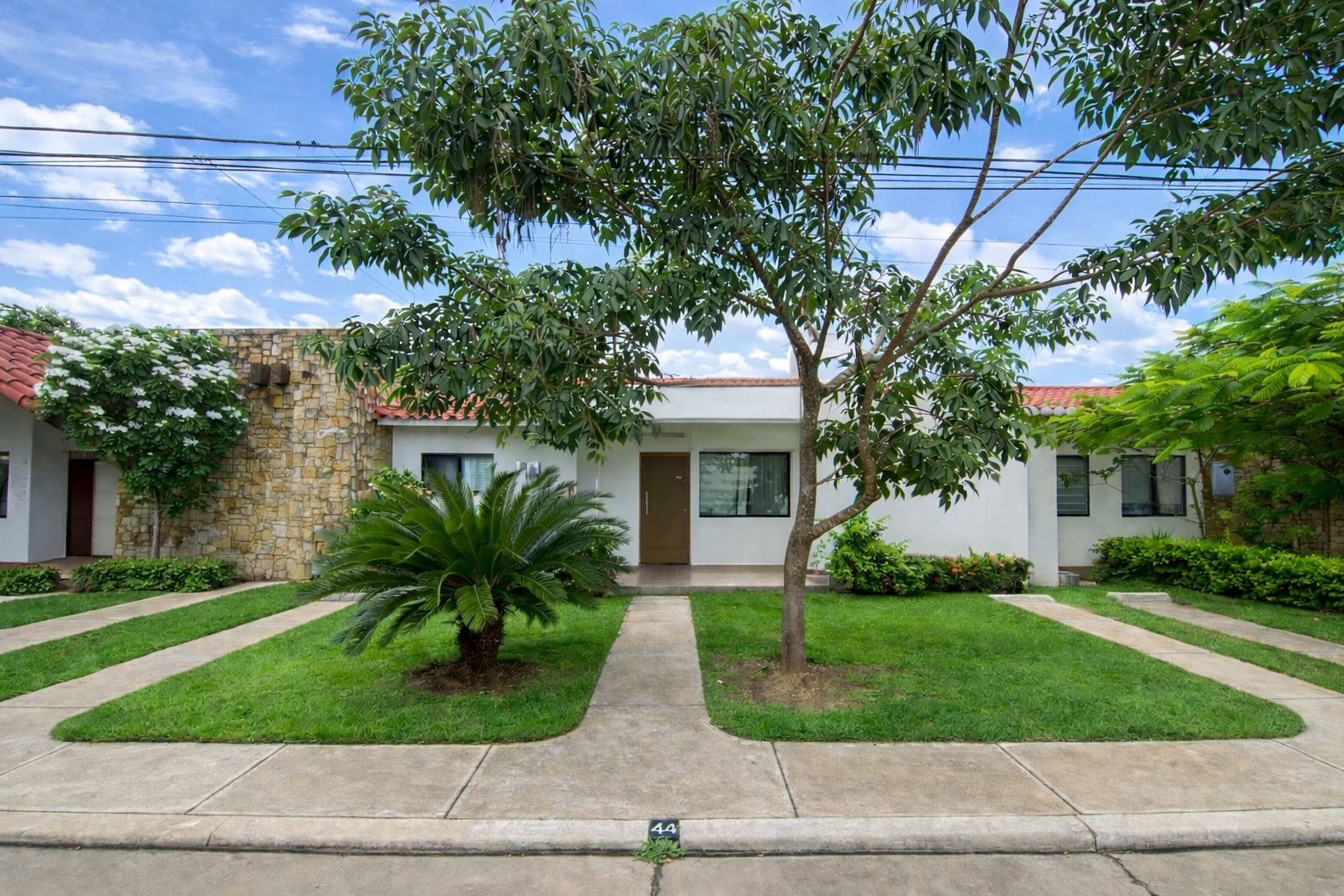 Casa en venta en Fontana La Riviera I en Santa Cruz, fachada moderna en condominio privado