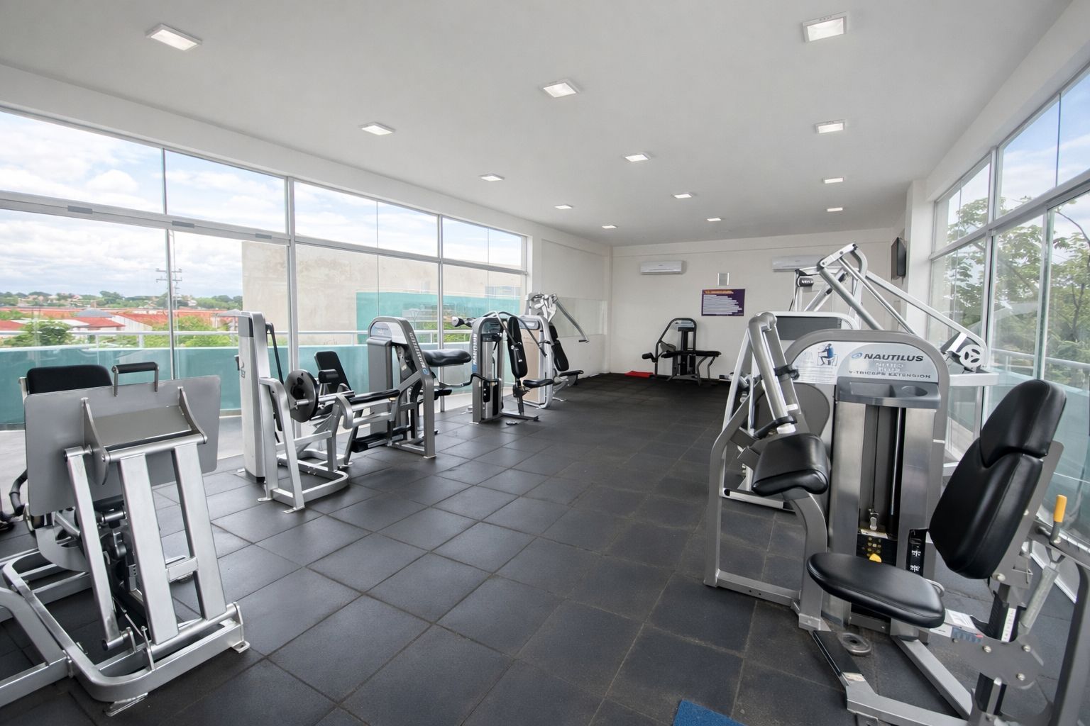 Gimnasio en Fontana La Riviera I con excelente iluminación natural