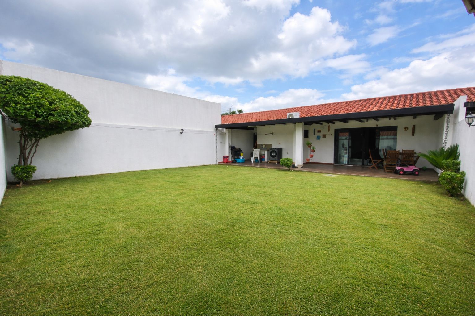 Patio amplio de casa en venta en Fontana La Riviera I ideal para familia y reuniones