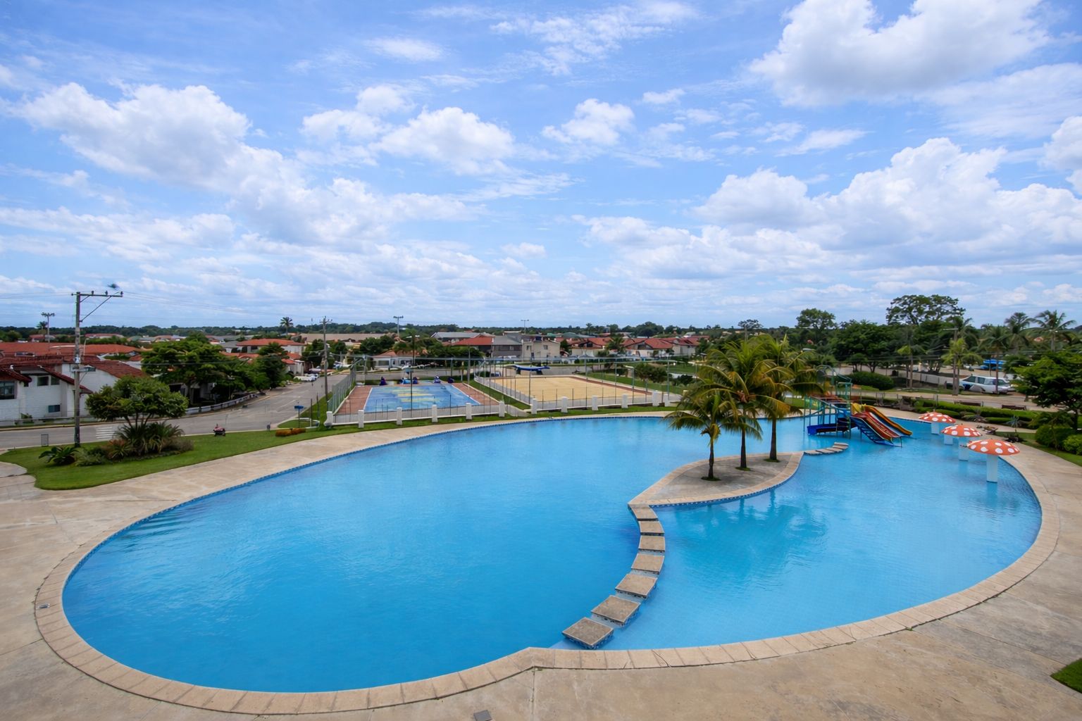 Piscina en Fontana La Riviera I ideal para familia y reuniones