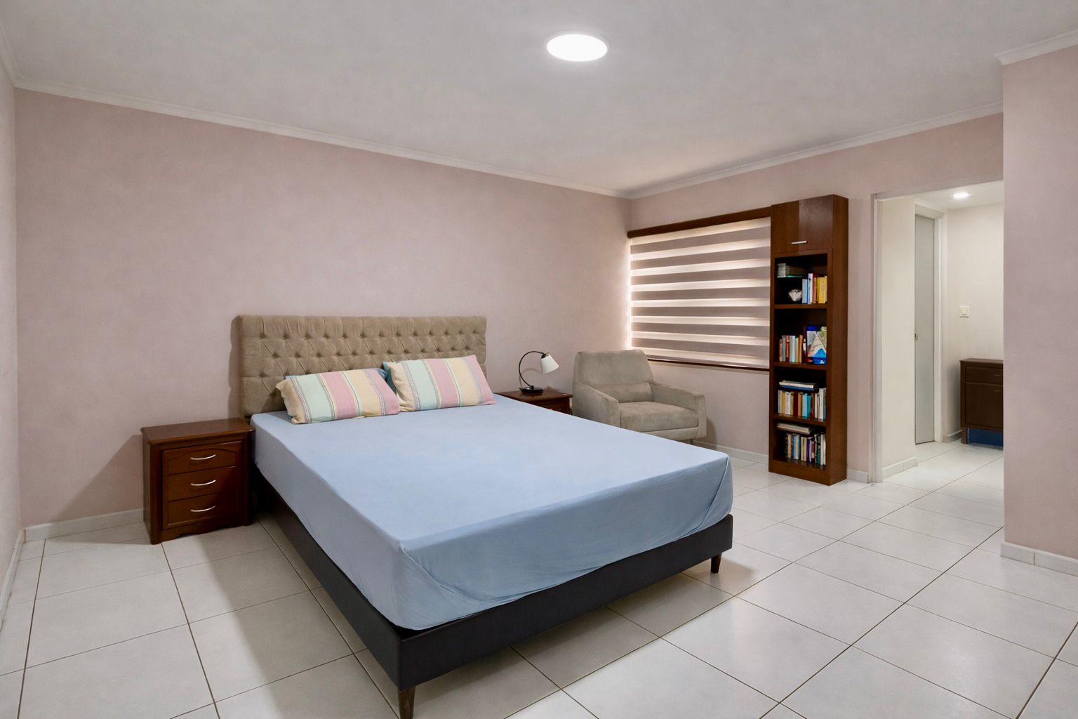 Dormitorio principal en suite de casa en venta en Fontana La Riviera I con baño privado