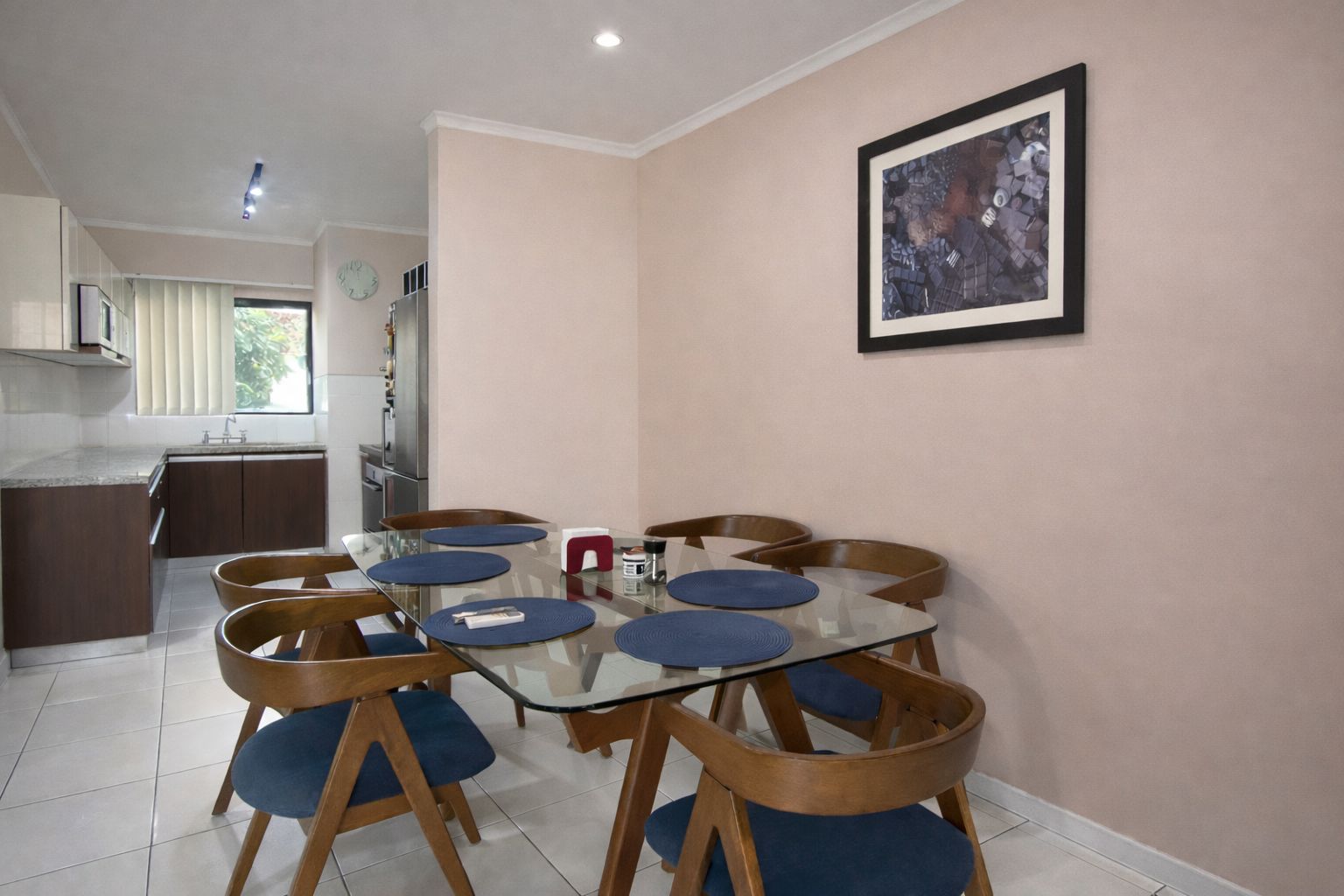 Living y comedor amplio de casa en venta en Fontana La Riviera I con excelente iluminación natural