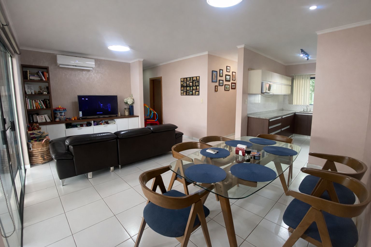 Living y comedor amplio de casa en venta en Fontana La Riviera I con excelente iluminación natural