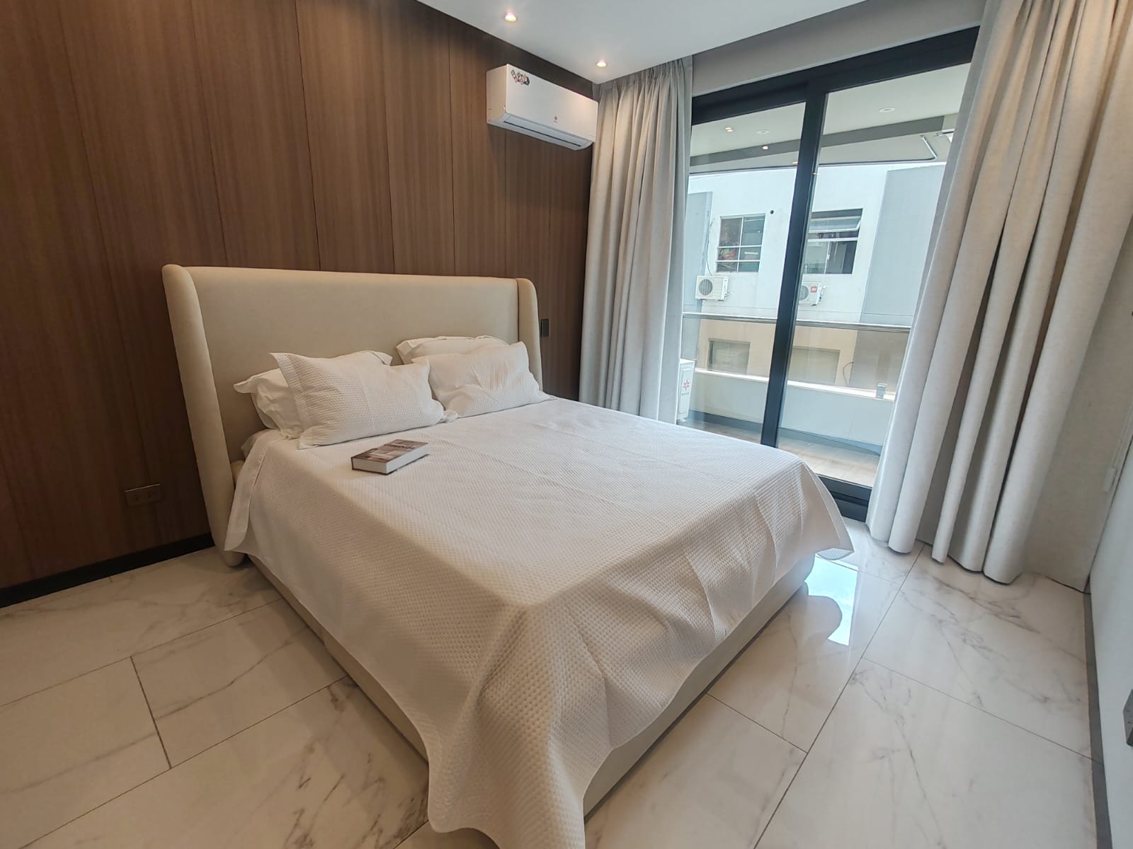 alquiler departamento Equipetrol Santa Cruz dormitorio balcón