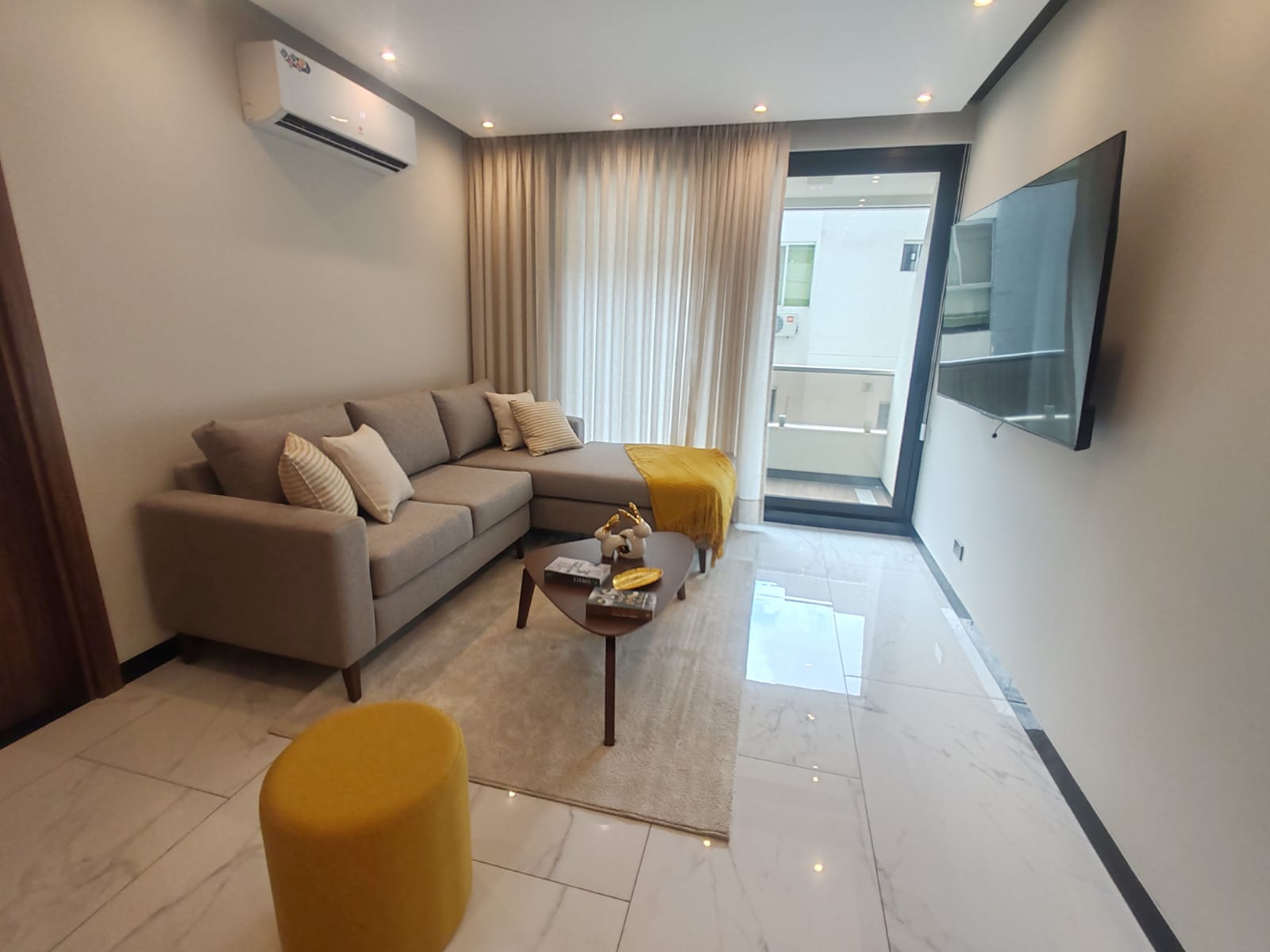 alquiler departamento Equipetrol Santa Cruz sala moderna