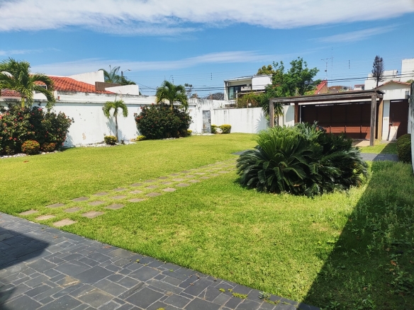 Terreno - Casa en venta en Barrio Urbari